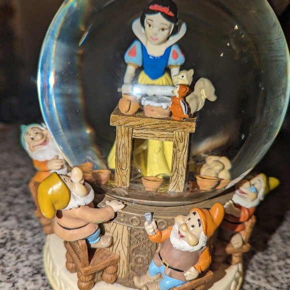 Vintage Snow white glitter globe with music box on bottom - Picture 2 of 8